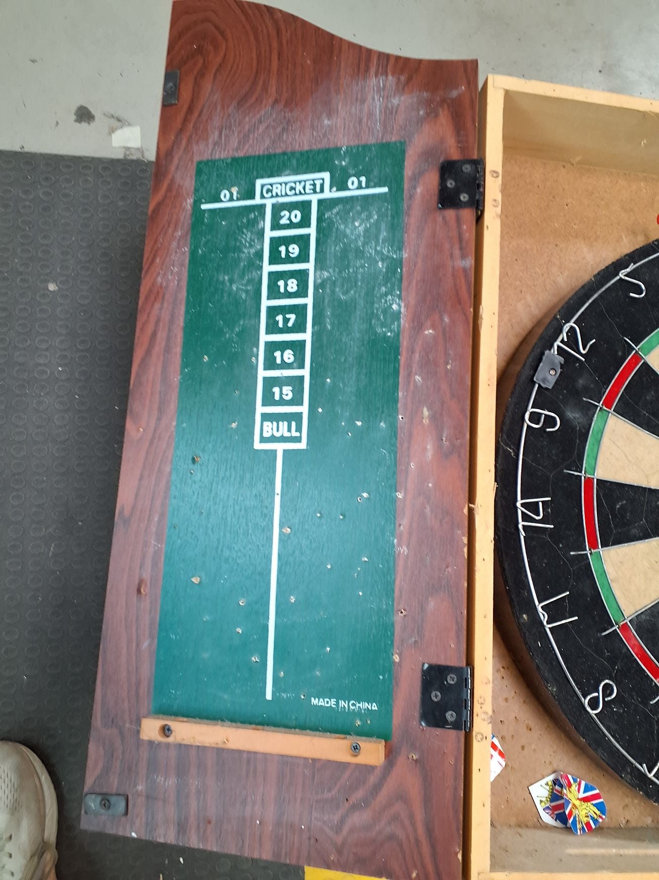 Dartspil skab